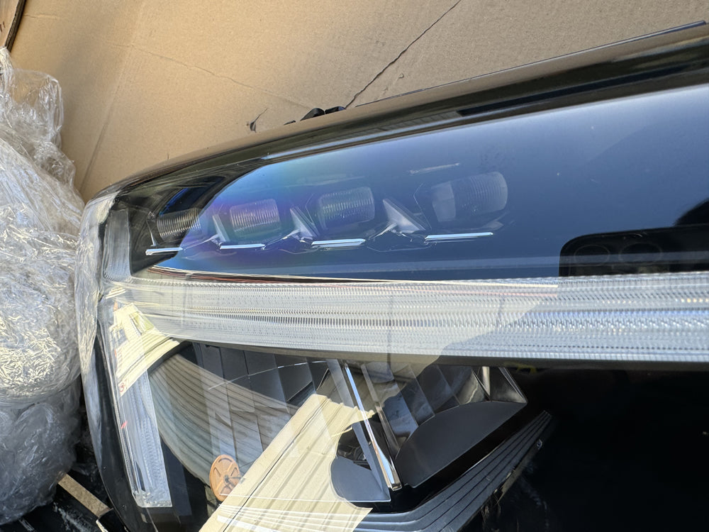 Genuine Head Light - XC40 Volvo (Right Hand Side) 31655529