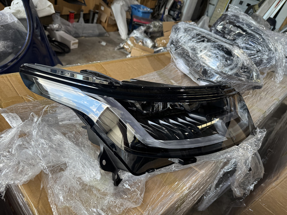 Genuine Head Light (Right hand side) - Facelifted Range Rover Sport L494 jk6213w029 LR133809