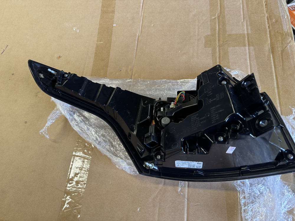 Genuine Tail light (Right hand side) - Facelifted Range Rover Sport L494 fr26620204