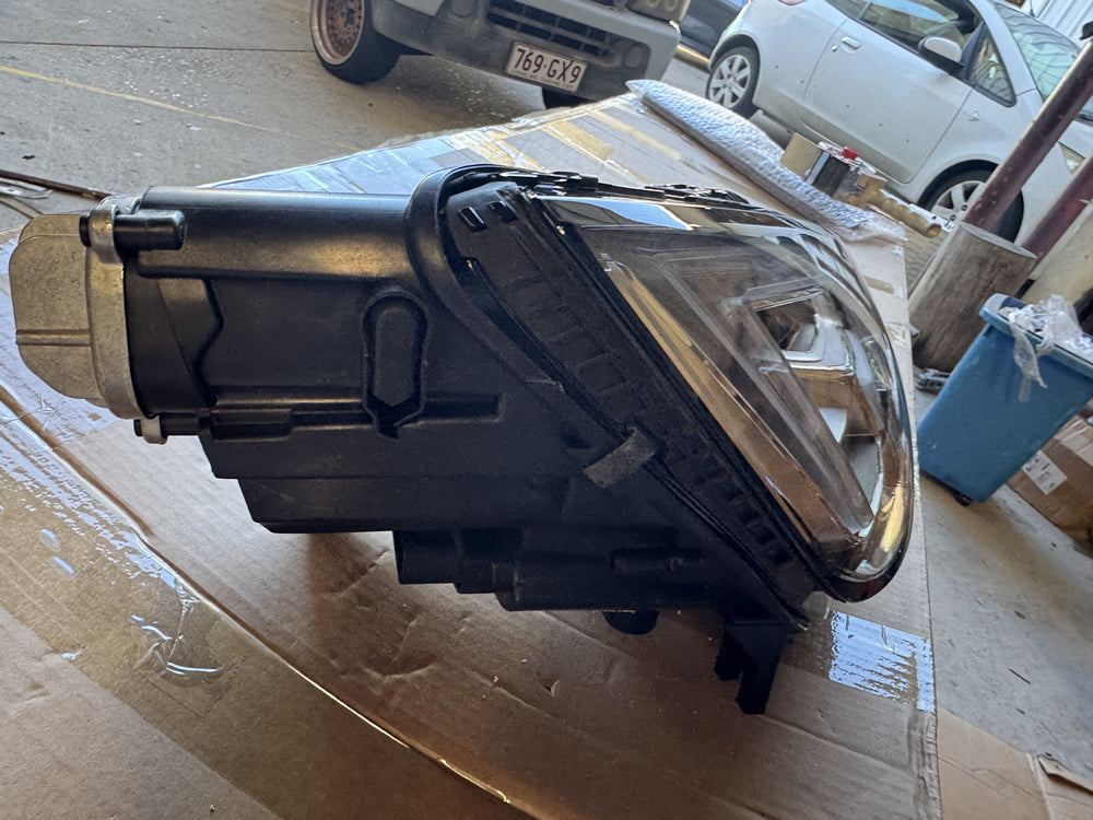 Genuine Audi A4 S4 RS4 LED Head Light (Right Hand Side) - A4 B9 8W0941034 LE14A6335