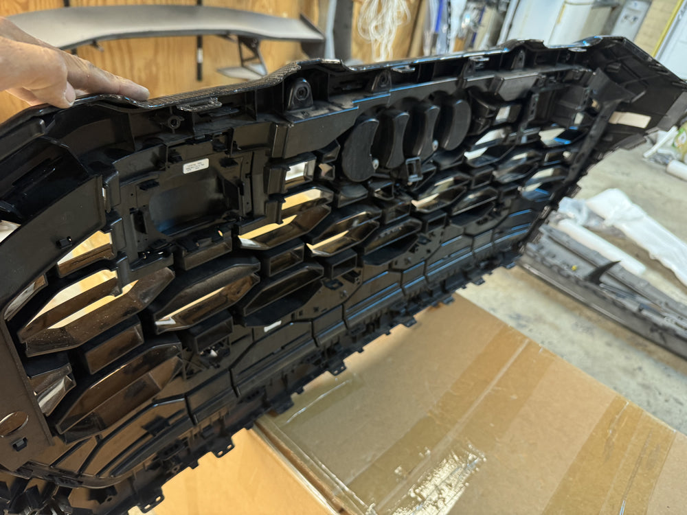 Genuine RSQ8 grill radar cover carbon molding - RSQ8 F1 4MN 4M8 807 725b 4m885365 4m8853194 4m8853037