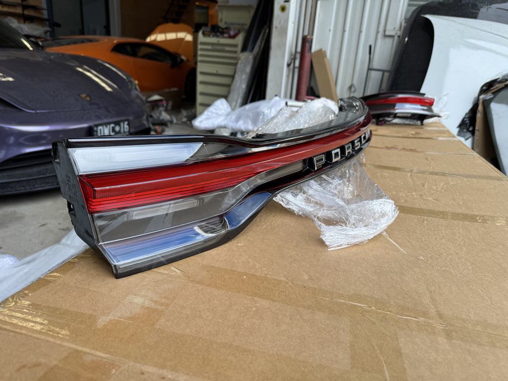 Genuine Porche Macan tail light (tailgate)- Macan 95B 95B945208