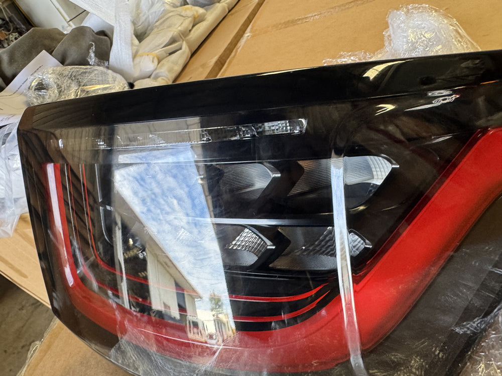 Genuine Tail light (Right hand side) - Facelifted Range Rover Sport L494 fr26620204