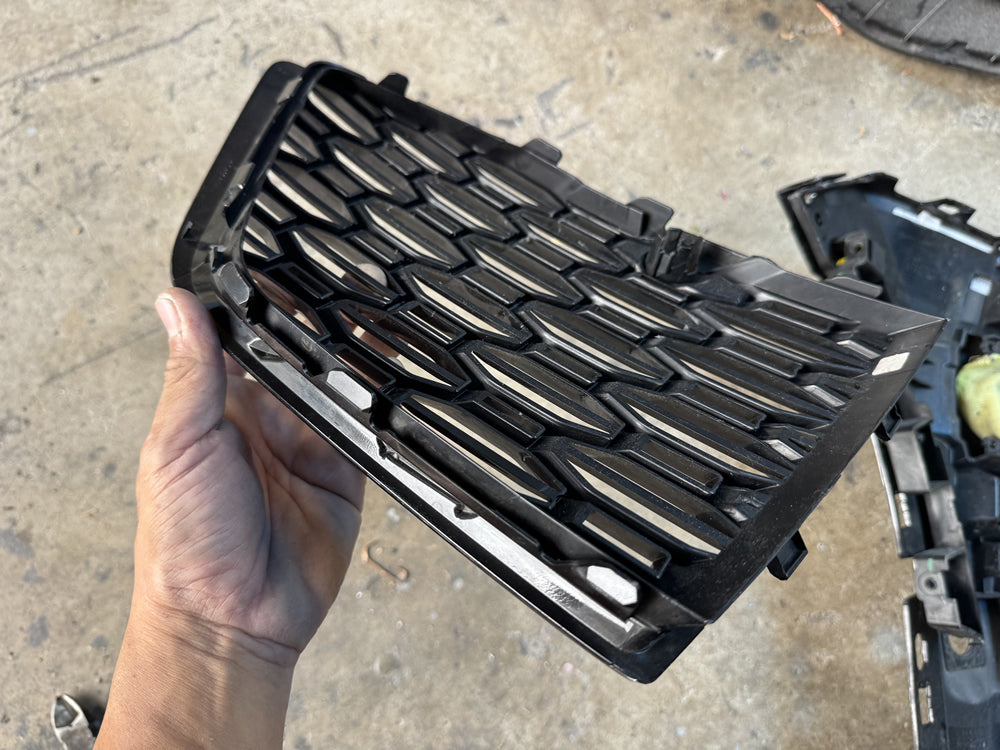 Genuine Front bumper Left lower grill mesh - RSQ8 F1 4MN 4M8807679A