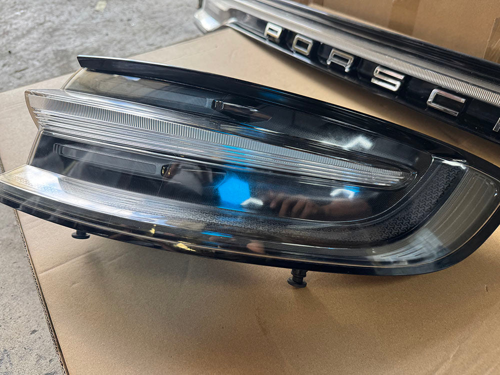 Genuine Porsche Macan Clear black tail light (Right hand side)- Macan 95B 95b945092af