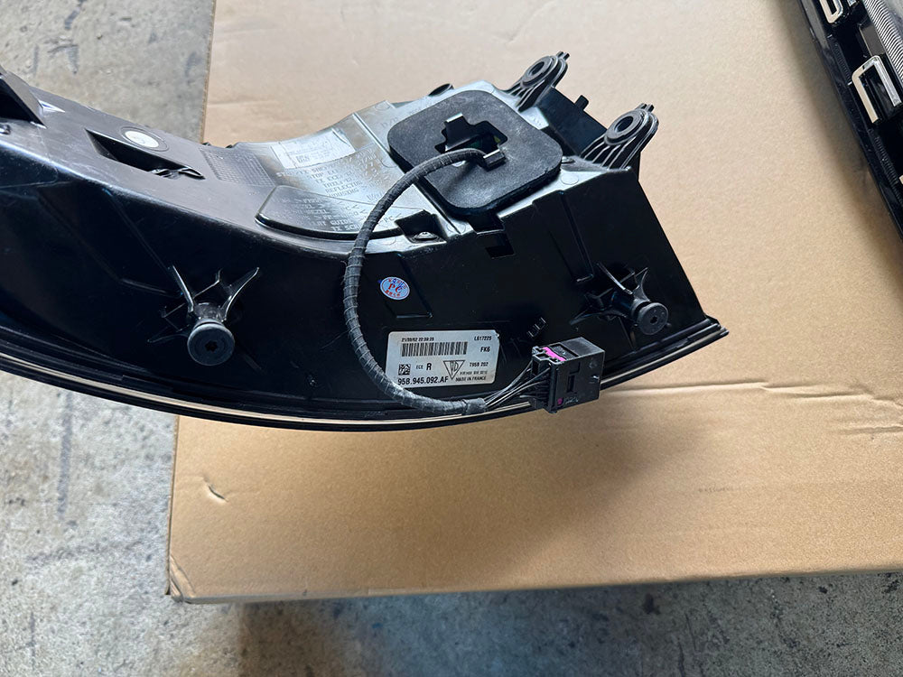Genuine Porsche Macan Clear black tail light (Right hand side)- Macan 95B 95b945092af